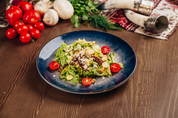 Салат с курицей и вялеными томатами