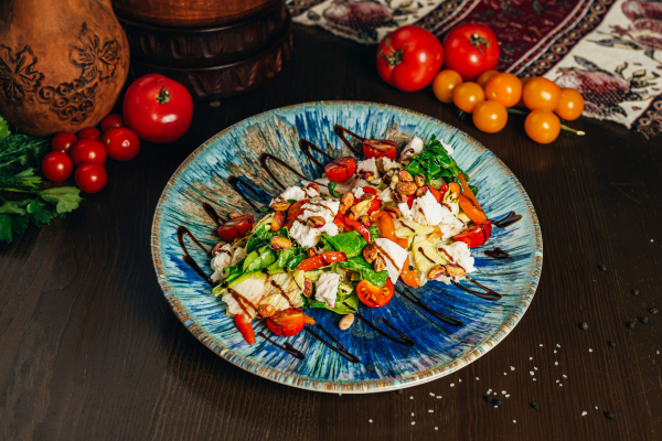 Салат с печеным перцем и брынзой