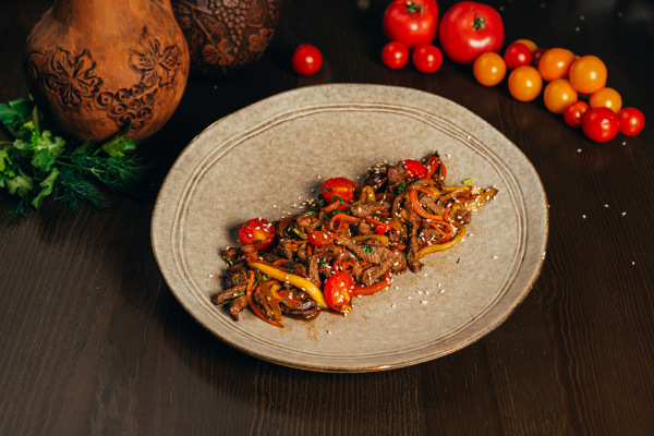 Салат с телятиной и овощами