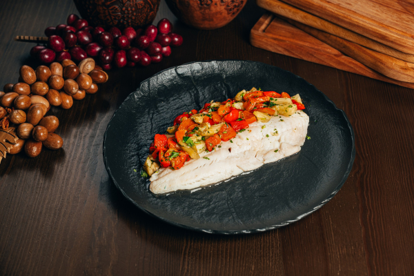 Судак под овощами