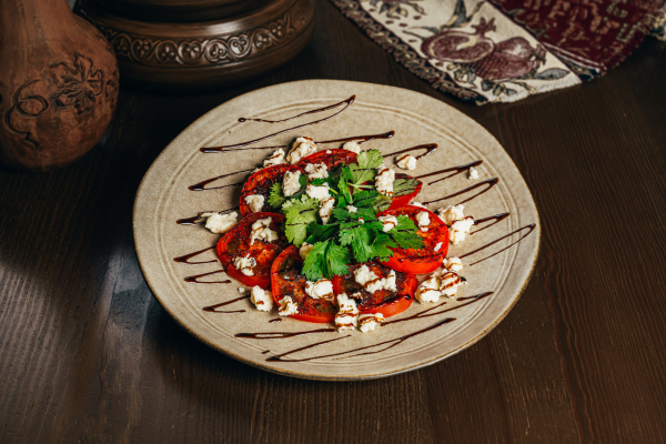 Томаты по-армянски с домашим сыром