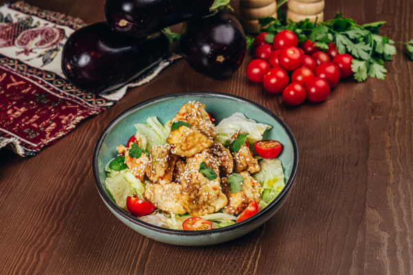 Салат с хрустящими баклажанами